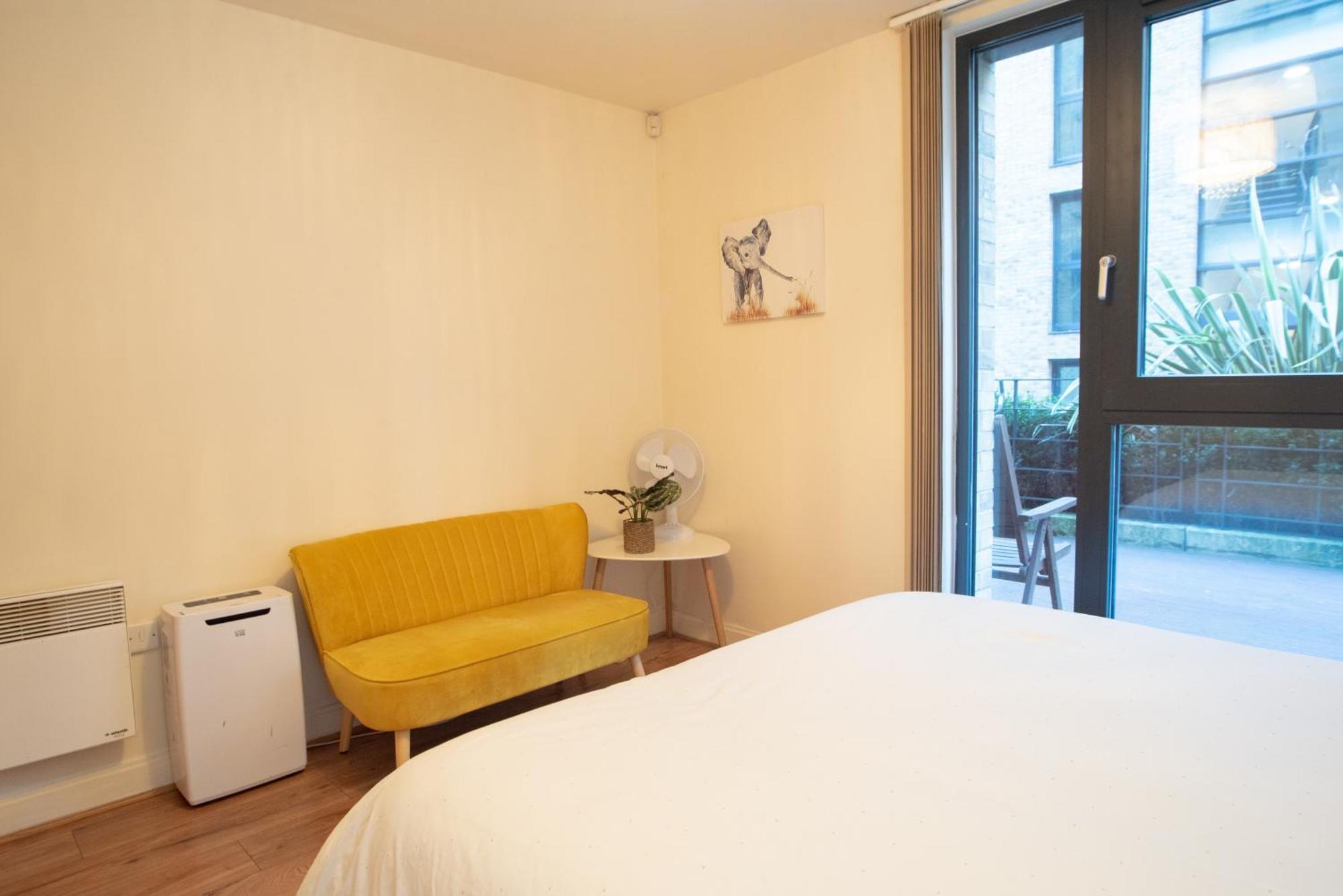 Spacious 1 Bed Apartment With Workspace, Coffee & Free Secure Parking Birmingam Exterior foto